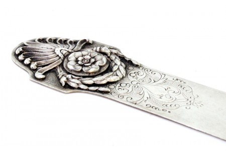 Abre cartas em prata com grinaldas e motivos florais relevados no cabo